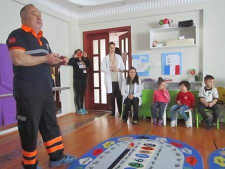 7 Mart 2016 Tarihinde Deprem Haftası Etkinlikleri Kapsamında Küçük Şeyler Kreş Ve Gündüz Bakımevinde Verilen Eğitim 